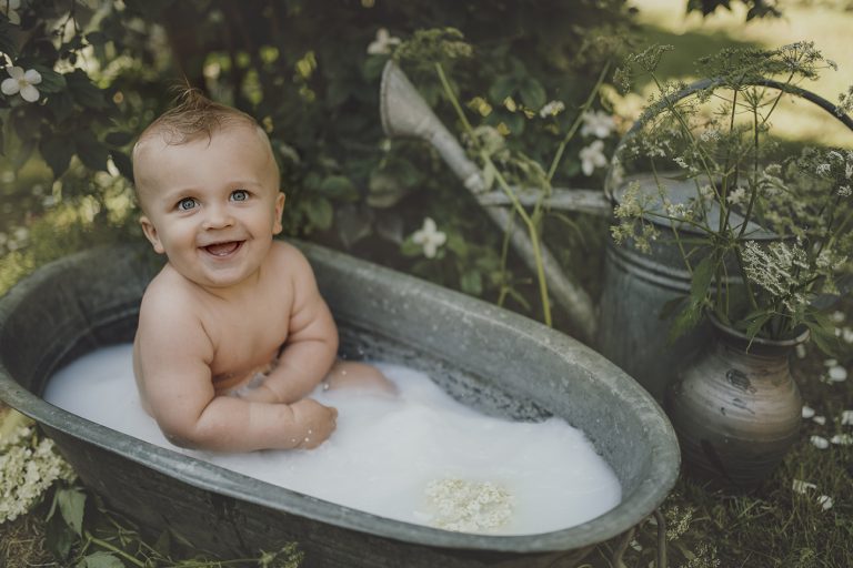 Sesja niemowlęca “milk bath”